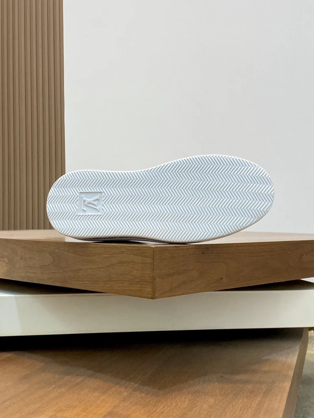 Factory price: 400💰LV🆕 New men's high-end casual sports shoes, using imported first-layer cowhide silk-screened brand lougou, original ultra-light men's shoes 💰u outsole, wear-resistant and comfortable, Monogram lougou embellished rubber outsole, breathable mesh lining, versatile classic style! Size: 38-44 (.45, 46 customized)